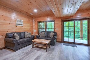 Smart TV, fireplace, video games, DVD player - Honey Bear cabin at Trickle Creek (Logan)