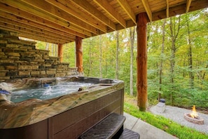 Outdoor spa tub - Honey Bear cabin at Trickle Creek (Logan)