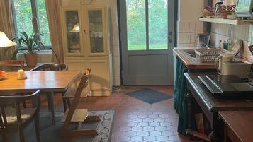 Kühlschrank, Mikrowelle, Herdplatte, Geschirrspüler