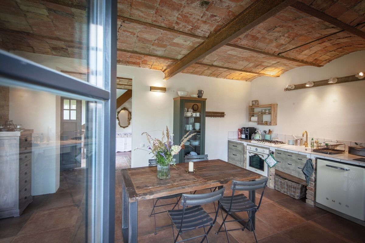 Een koelkast, een oven, een kookplaat, een vaatwasser