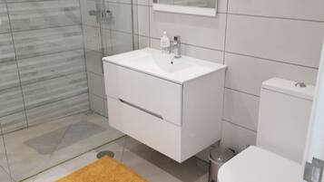 Casa | Bagno | Doccia, asciugacapelli, asciugamani