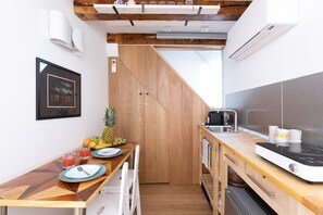 Kühlschrank, Herdplatte, Wasserkocher mit Kaffee-/Teezubehör