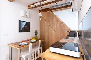 Fridge, stovetop, coffee/tea maker, electric kettle