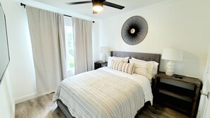 4 habitaciones, escritorio y tabla de planchar con plancha