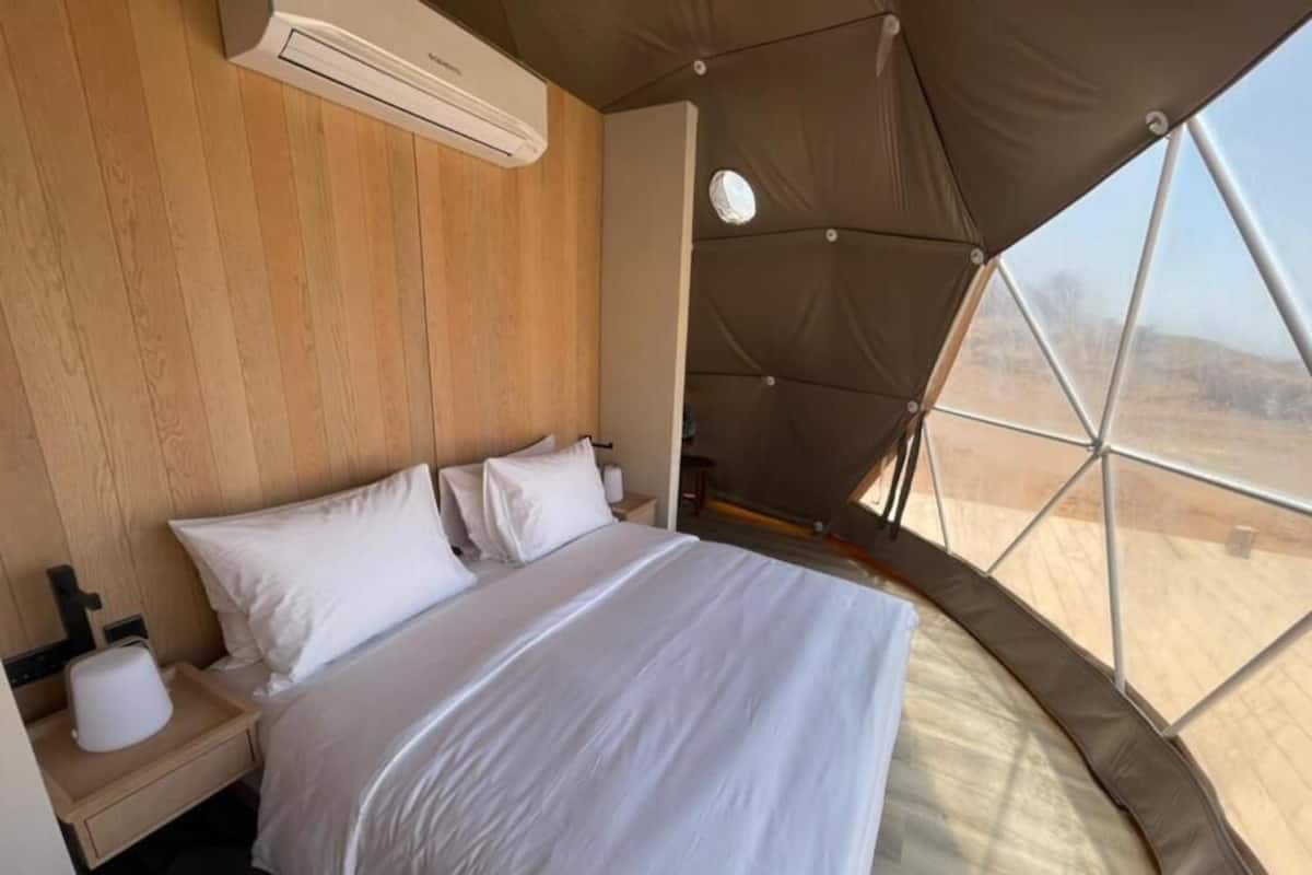 Premium bedding, minibar, WiFi, bed sheets
