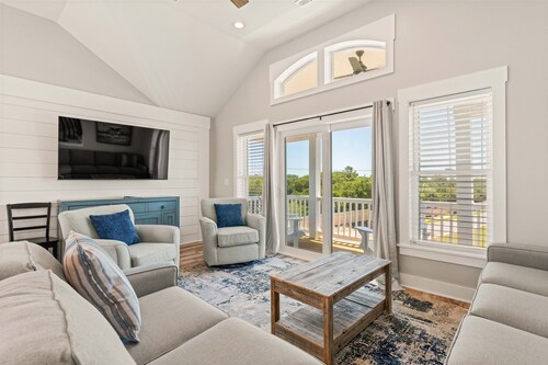 Landon Sea: Private Pool, Hot Tub, Dog-Friendly