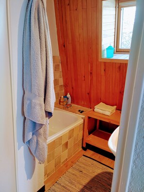 Baignoire, sèche-cheveux, savon, papier toilette