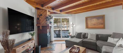 Télévision à écran plat, cheminée