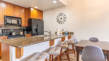 Jääkaappi, mikroaaltouuni, uuni, liesi