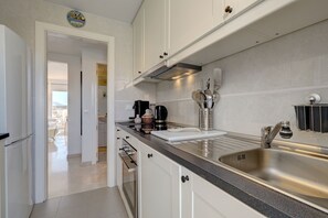 Jääkaappi, mikroaaltouuni, uuni, liesi