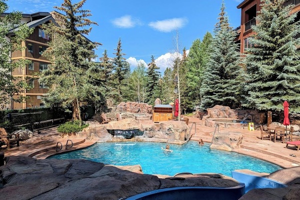 Een verwarmd zwembad