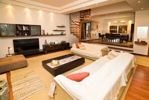 TV connectée, cheminée, espaces bureaux