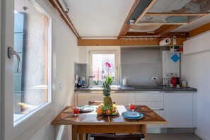 Réfrigérateur, four, plaque de cuisson, cafetière/bouilloire