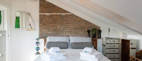 1 غرفة نوم وخزنة داخل الغرفة وواي فاي مجانًا وملاءات أسرّة