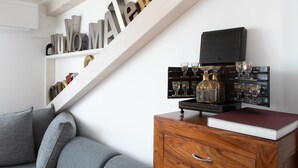 Eine Treppe mit einer weißen Wand und einem Regal mit dekorativen Lettern, die das Wort „NOMAD“ bilden.