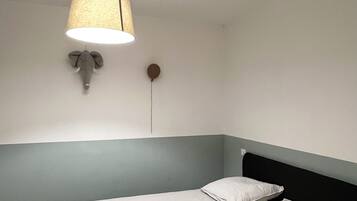 4 slaapkamers, een bureau, een strijkplank/strijkijzer, reisbedje