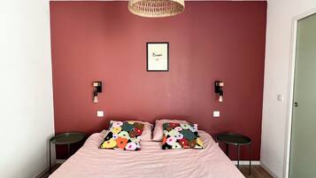 4 chambres, bureau, fer et planche Ă repasser, lit parapluie