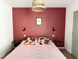 4 slaapkamers, een bureau, een strijkplank/strijkijzer, reisbedje