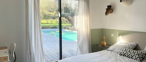 4 sovrum, skrivbord, strykjärn/strykbräda och resesäng