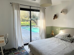4 bedrooms, desk, iron/ironing board, travel crib - T5 villa with pool (Lahonce)