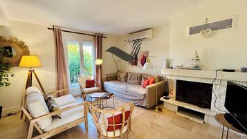 Fernseher, Kamin, Bücher, Drucker