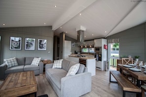 TV, video games - Maple Lodge | sleeps 6 - Hot Tub, Dog Friendly - 5* Visit England (Pickering)