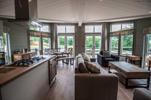 Maple Lodge | sleeps 6 - Hot Tub, Dog Friendly - 5* Visit England