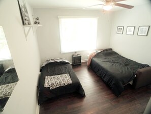 2 bedrooms, desk, WiFi