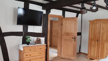 3 slaapkamers, een strijkplank/strijkijzer, reisbedje, gratis wifi