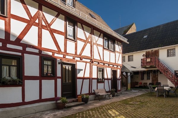 Hofansicht mit Nebengebäude