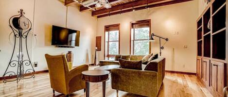 TV connectée, cheminée, chaîne hi-fi, écrans d'ordinateur