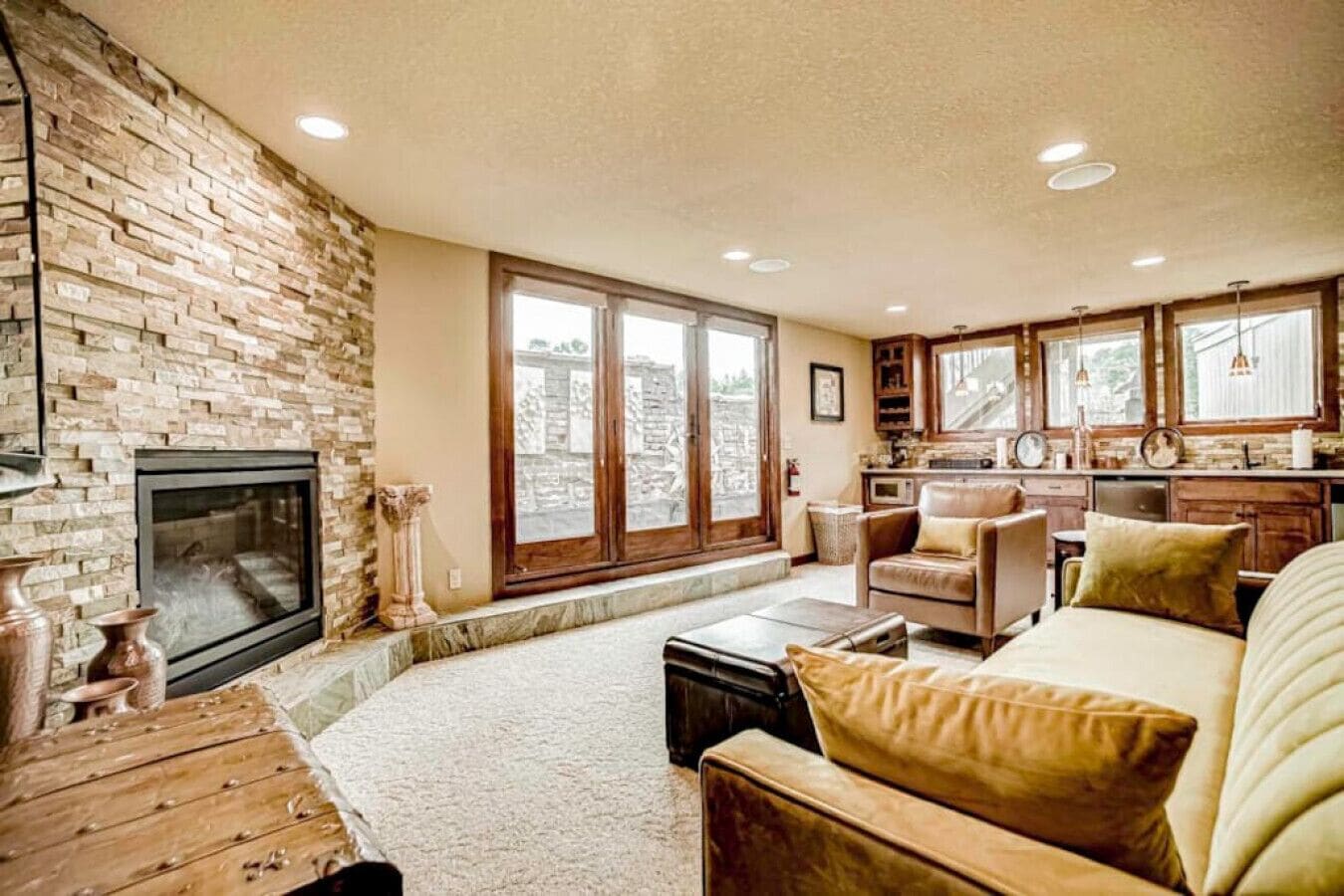 Smart TV, lareira, aparelho de som, monitores de computador