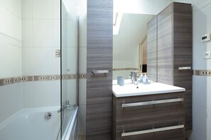 Baignoire, séchoir à cheveux, serviettes fournies, papier de toilette