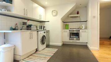 Een koelkast, een magnetron, een oven, een kookplaat