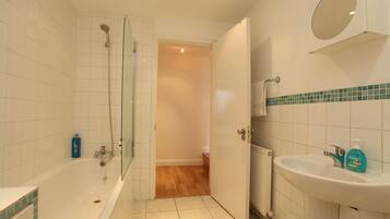 Een haardroger, handdoeken, zeep, shampoo