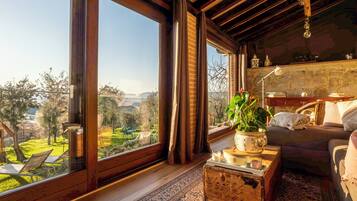 Smart TV, libros y oficina