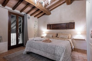 2 bedrooms, desk, iron/ironing board, travel crib