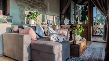 TV connectée, livres, espaces bureaux