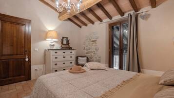 2 bedrooms, in-room safe, desk, iron/ironing board