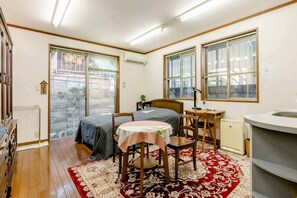 1 bedroom, desk, iron/ironing board, free WiFi - Relax and unwind in a room with a Simmons bed Limited to one group Close to 3 train lines - MOZU HOUSE A room / Sakai Ōsaka (Sakai)