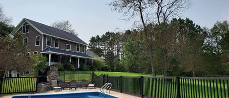 Piscina all'aperto, una piscina riscaldata