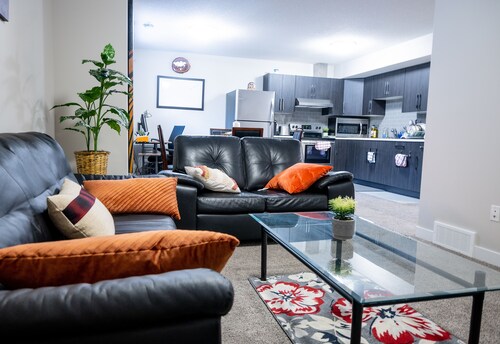 Exquisite & Cozy La'Posh Suite w/WiFi, Workspace, Storage