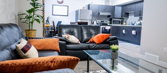 Exquisite & Cozy La'Posh Suite w/WiFi, Workspace, Storage