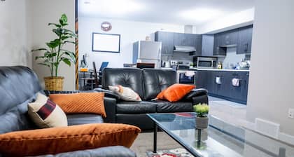 Exquisite & Cozy La'Posh Suite w/WiFi, Workspace, Storage