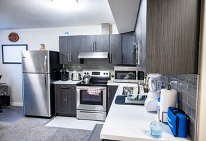 Fridge, microwave, oven, stovetop - Exquisite & Cozy La'Posh Suite w/WiFi, Workspace, Storage (Airdrie)