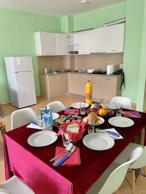 Family Apartment | Dapur peribadi | Peti sejuk, dapur, alat memasak/pinggan mangkuk/perkakas dapur