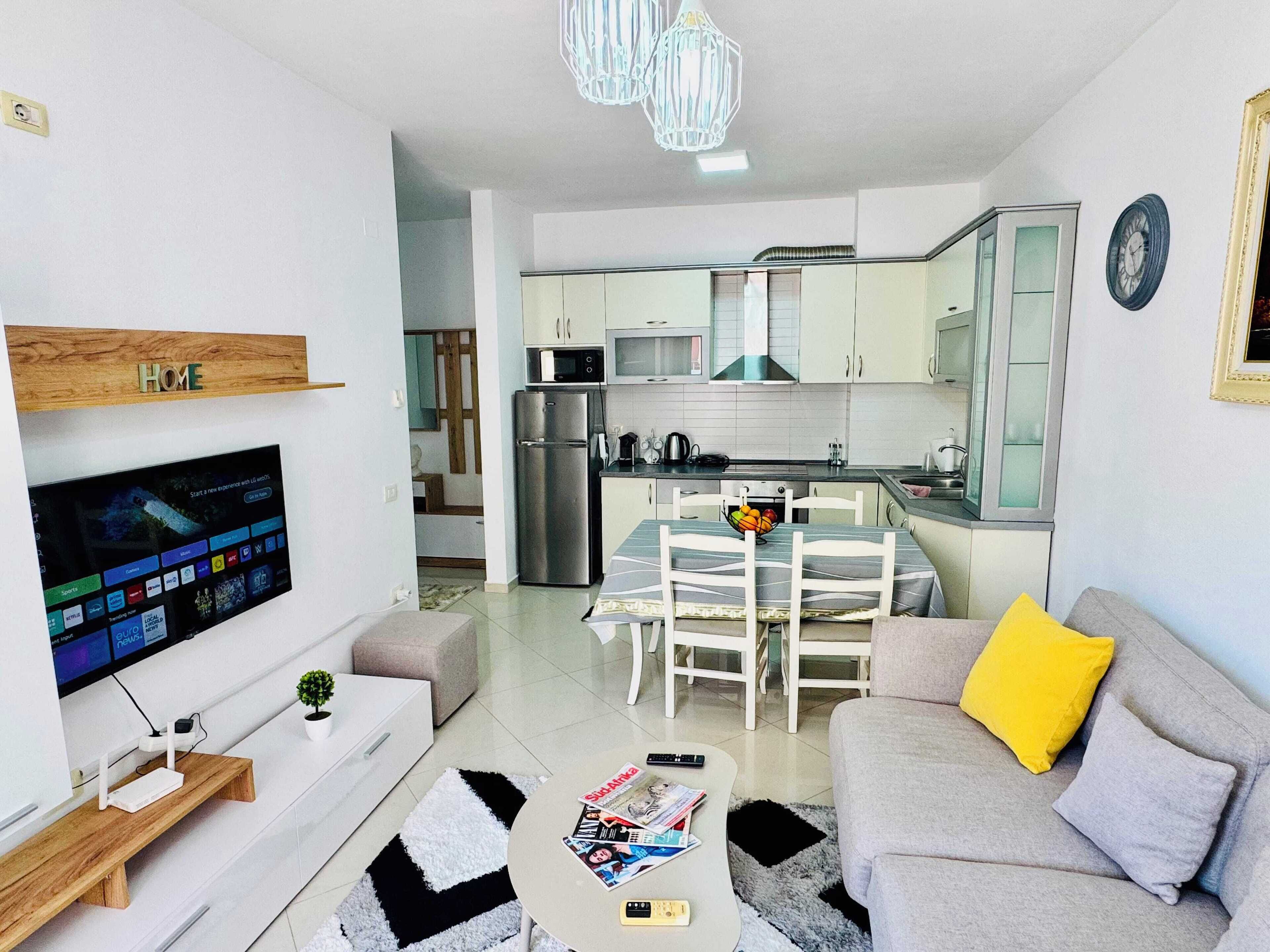 Appartamento Comfort | Area soggiorno | TV a schermo piatto 32 pollici con canali via cavo, TV