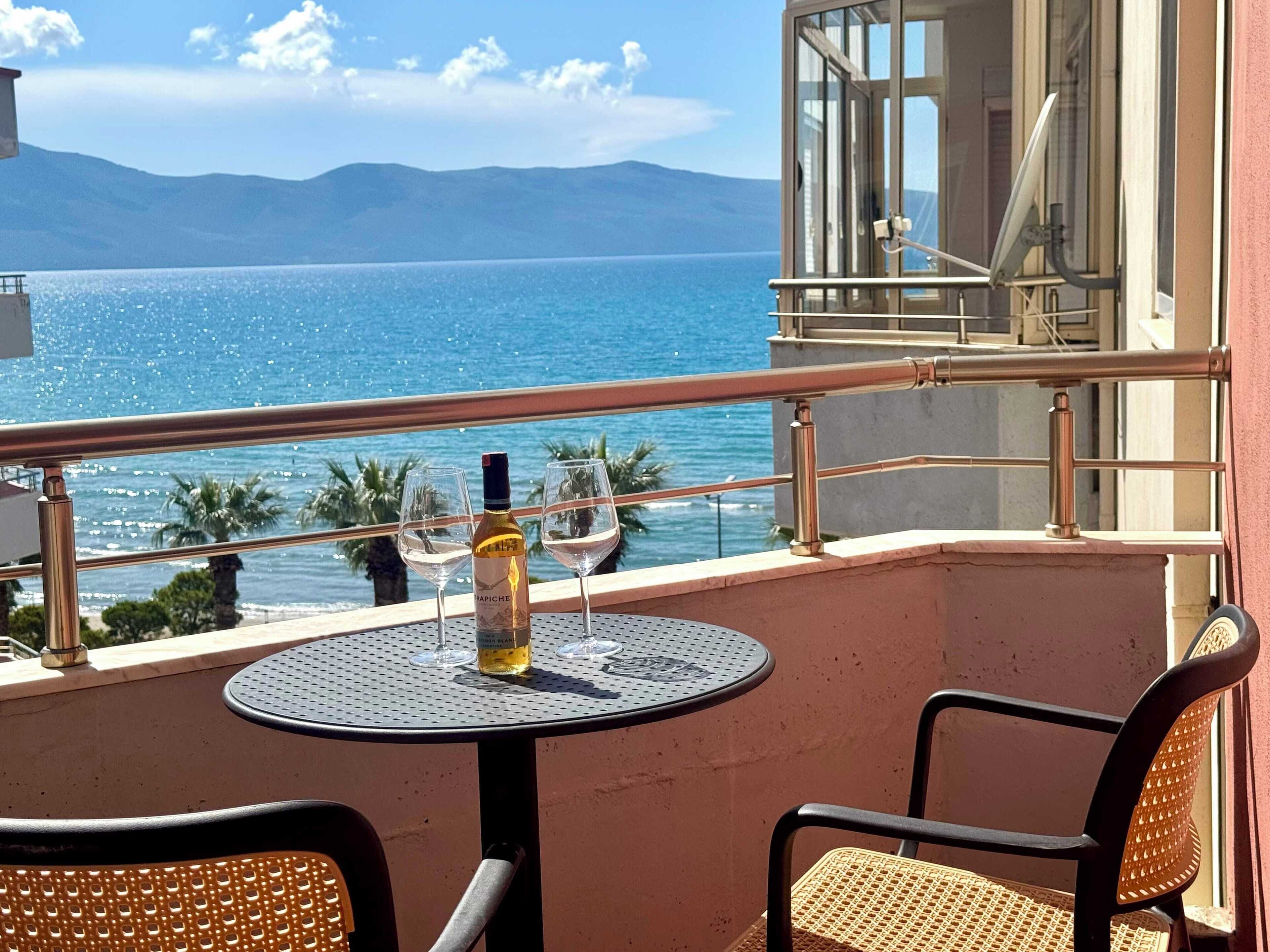 Comfort Apartment | Living area | 32-inch flat-screen TV with cable channels, TV