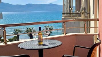 Appartamento Comfort | Area soggiorno | TV a schermo piatto 32 pollici con canali via cavo, TV