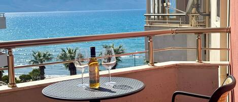 Comfort Apartment | Living area | 32-inch flat-screen TV with cable channels, TV